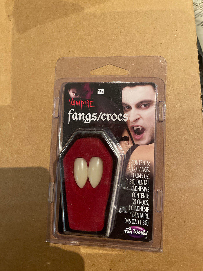 MAKEUP: Vampire Fangs