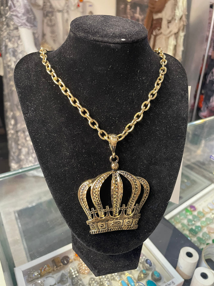 COSTUME RENTAL: Z246 crown necolace rental