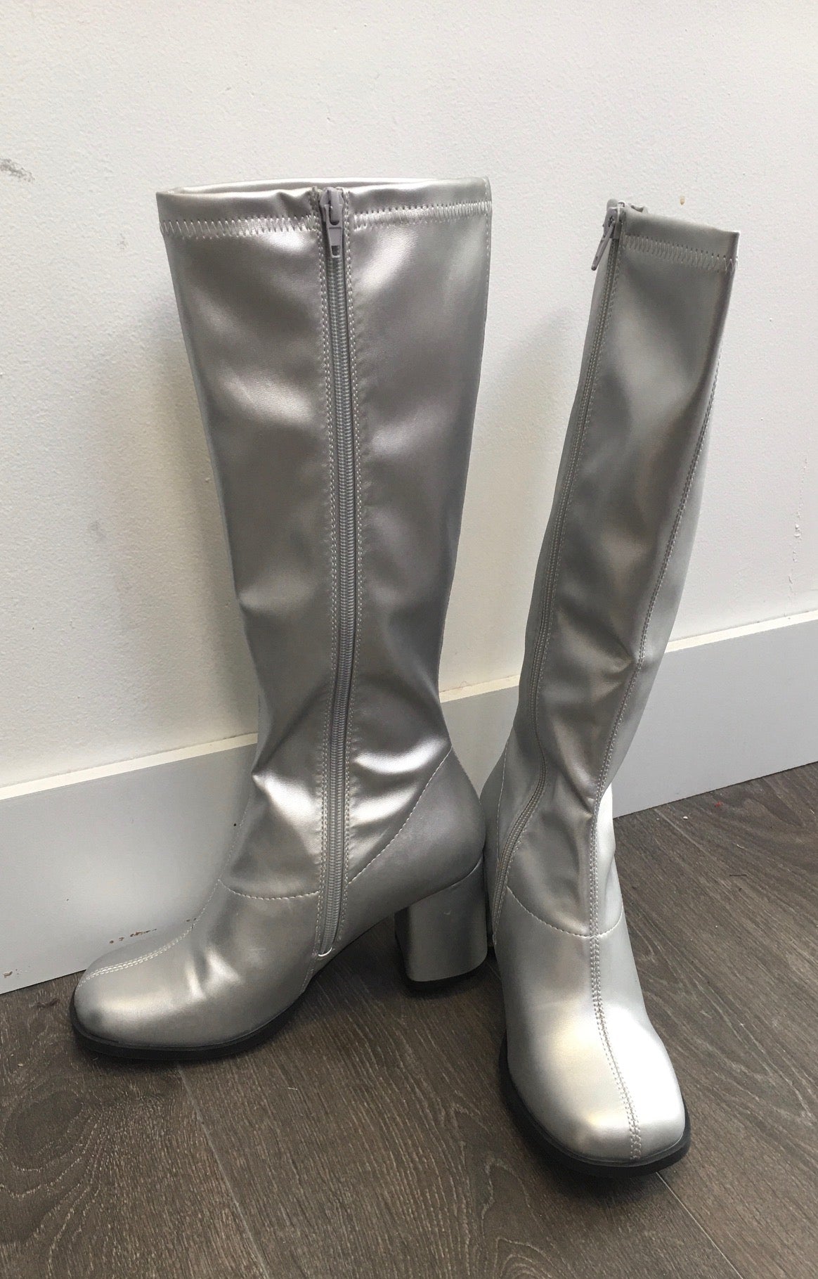 SHOE RENTAL Z78 Women's Silver Go Go Boots-size