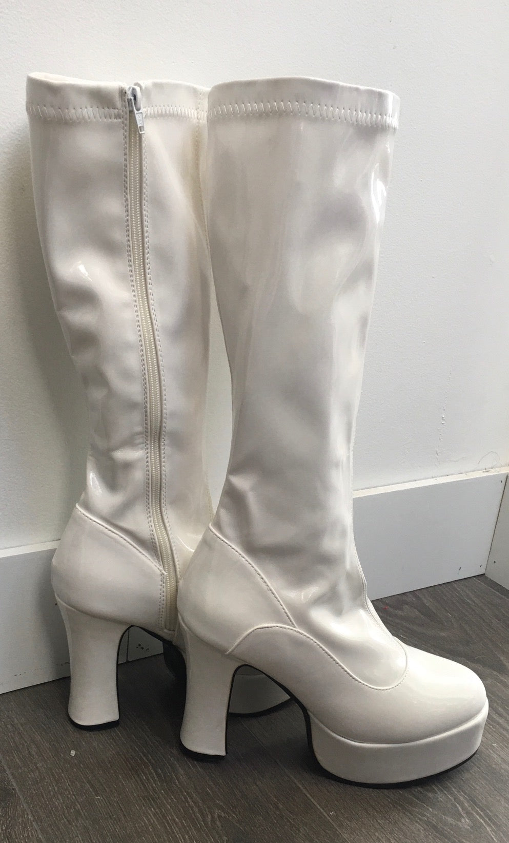 SHOE RENTAL Z81 Women's White Shiny Platform Boots size