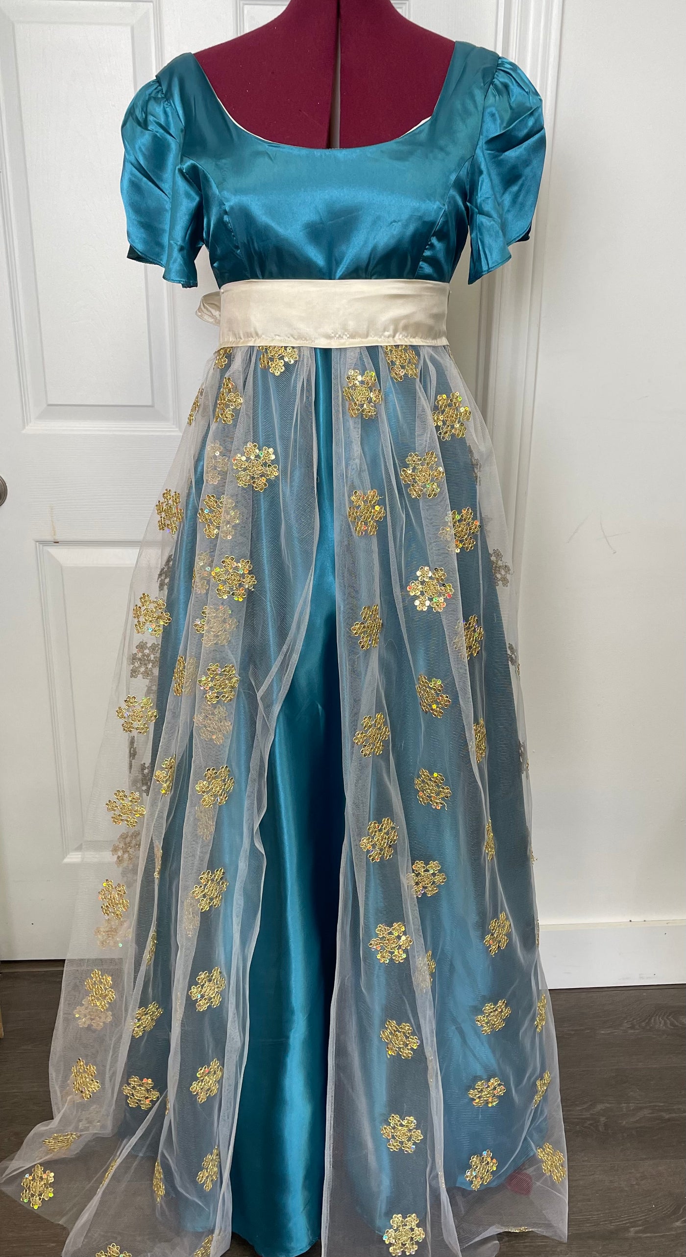 COSTUME RENTAL - c7A Bridgerton Dress Green Medium 2 pcs Woodbridge Costume Rentals COSTUME RENTAL - c7A Bridgerton Dress Green Medium 2 pcs Woodbridge Costume Rentals